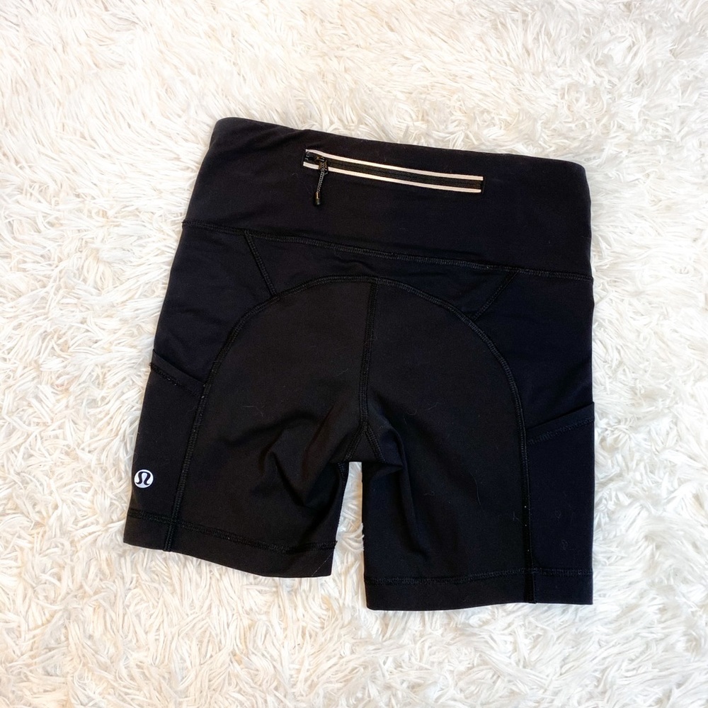 NWOT Lululemon shorts w side+back pocket 2
